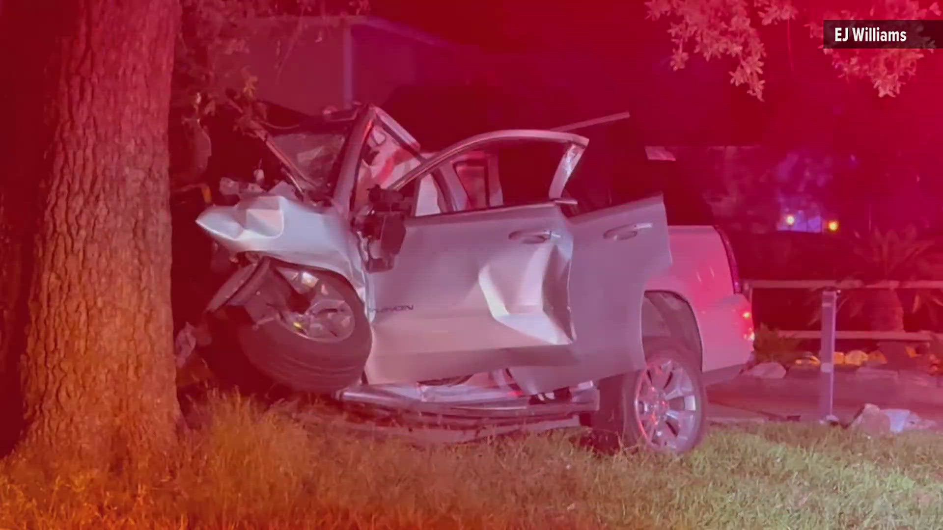 Eight Hospitalized After SUV Crashes Into Tree in Beaumontedmunds.com+19chron.com+19kfdm.com+19